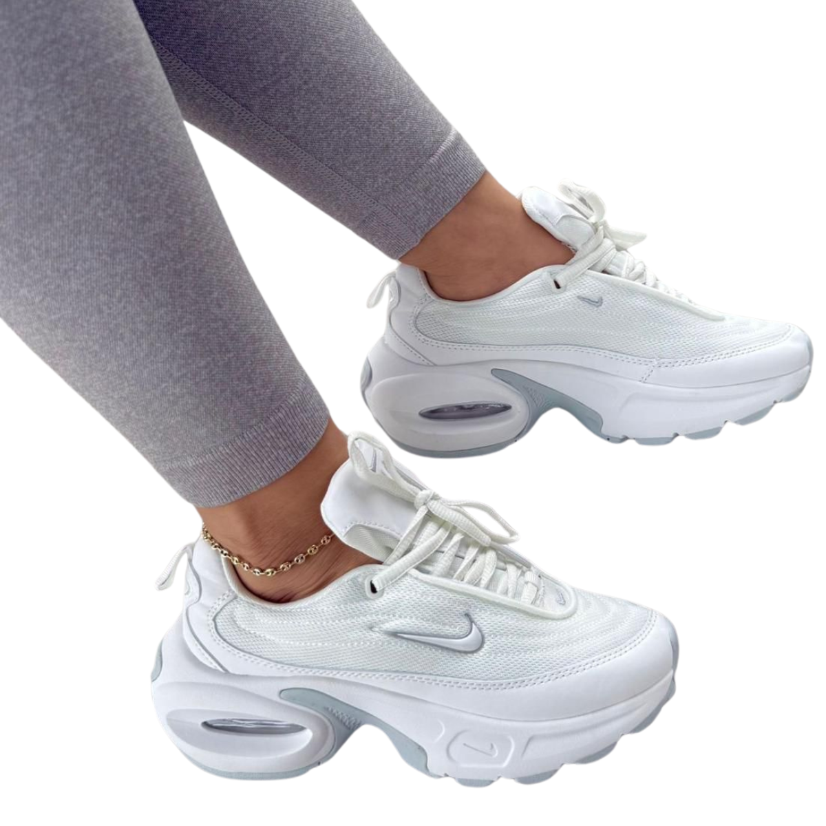 Comprar Tenis Nike Air Max Portal Mujer. Si buscas estilo, comodidad y tecnología en un solo par de zapatillas, los Tenis Nike Air Max Portal Mujer son tu mejor opción. En Onlineshoppingcenterg, tenemos este modelo pensado para mujeres que quieren destacar con un diseño moderno y disfrutar del confort que solo la línea Air Max puede ofrecer.  ¿Por qué elegir los Tenis Nike Air Max Portal Mujer? Los Tenis Nike Air Max Portal Mujer destacan por:  Diseño icónico y versátil: perfectos para el día a día o actividades casuales. Amortiguación Air Max: la clásica cámara de aire brinda comodidad superior. Variedad de colores: desde tonos neutros hasta opciones vibrantes como los Nike Air Rosados y Air Max 90 Rosas. Además, su estructura ligera y ajuste perfecto los convierten en una excelente elección para mujeres activas.  Características principales 1. Amortiguación Air Max La tecnología Air Max ofrece una pisada suave y soporte en cada paso. Es ideal para largas caminatas, actividades diarias o simplemente para lucir increíble con tus outfits.  2. Estilo y versatilidad Desde los Nike Air Max 90 Mujer Colores hasta los modelos en tonos más clásicos como el Nike Air Max 90 Mujer Blancas, estos tenis combinan con cualquier look, ya sea deportivo o casual.